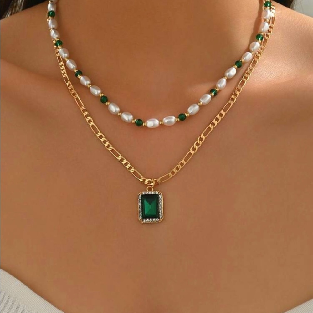 Elegant Gold and Green Pendant Necklace Set
